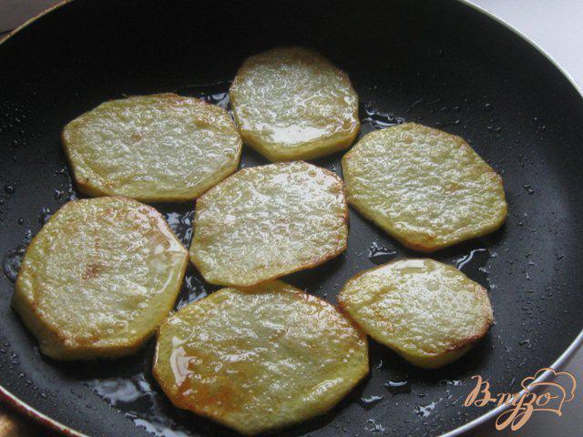 Фото приготовление рецепта: Шницели, запеченные с картофелем и помидорами по-турецки шаг №2
