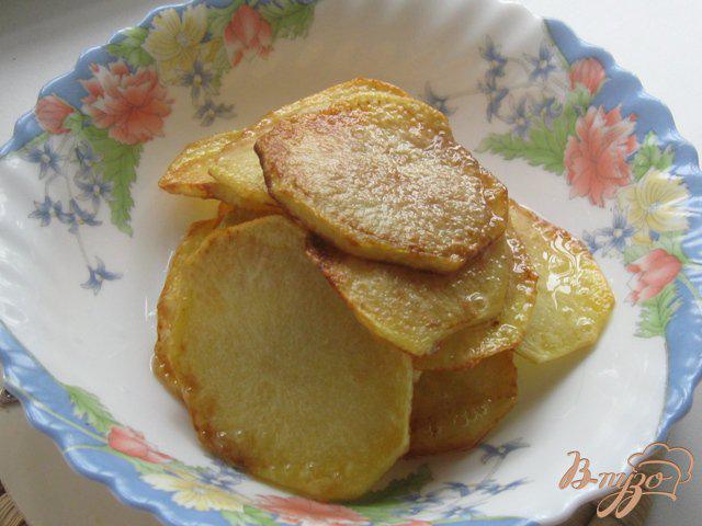 Фото приготовление рецепта: Шницели, запеченные с картофелем и помидорами по-турецки шаг №3