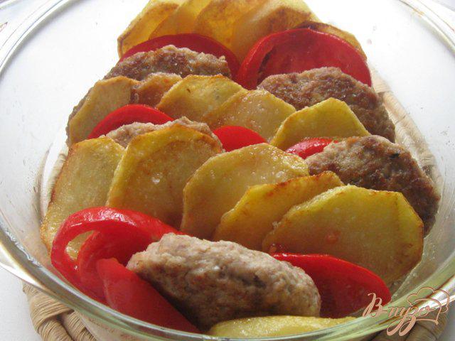 Фото приготовление рецепта: Шницели, запеченные с картофелем и помидорами по-турецки шаг №4