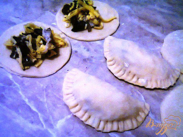 Фото приготовление рецепта: Чебуреки с грибами, сыром и зеленым луком. шаг №3
