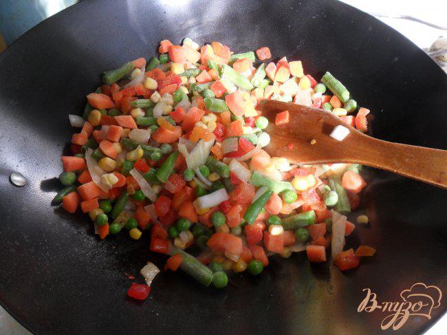 Фото приготовление рецепта: Курица в томате с мексиканским рисом шаг №6