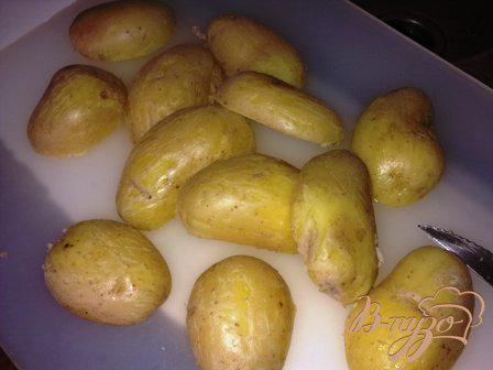 Фото приготовление рецепта: Запеченный картофель с чесноком и розмарином шаг №2