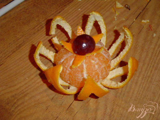 Фото приготовление рецепта: Цветок из мандарина шаг №4
