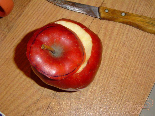 Фото приготовление рецепта: Подсвечник из яблока шаг №1