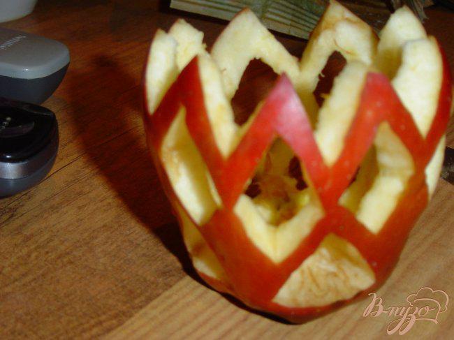 Фото приготовление рецепта: Подсвечник из яблока шаг №5