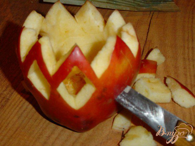 Фото приготовление рецепта: Подсвечник из яблока шаг №4