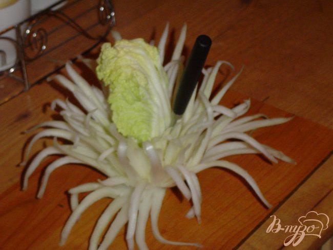 Фото приготовление рецепта: Хризантема из пекинской капусты шаг №3