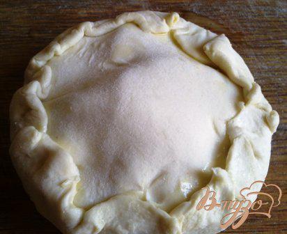 Фото приготовление рецепта: Пирог с камамбером и инжиром шаг №4