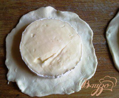 Фото приготовление рецепта: Пирог с камамбером и инжиром шаг №2