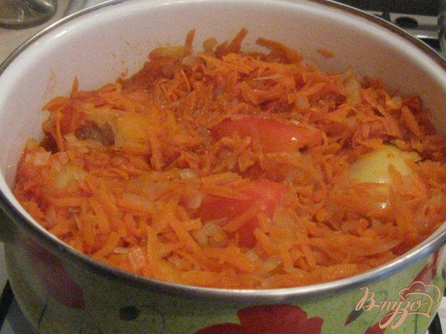 Фото приготовление рецепта: Перец фаршированный мясом в морковно-томатном  соусе шаг №4