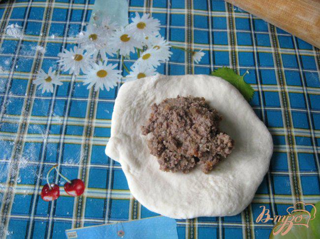 Фото приготовление рецепта: Пирожки с паштетом из куриной печени и сердечек шаг №8
