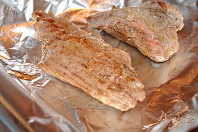 Фото приготовление рецепта: Запеченная говядина под грибным соусом шаг №3