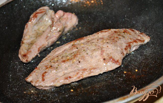 Фото приготовление рецепта: Запеченная говядина под грибным соусом шаг №2