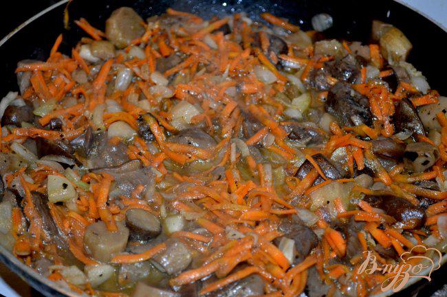 Фото приготовление рецепта: Грибы с картошкой. шаг №2