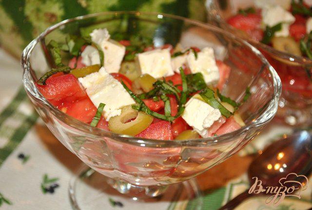 Фото приготовление рецепта: Салат с арбузом, фетой и оливками шаг №7