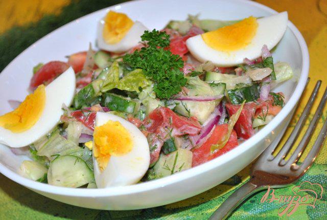 Фото приготовление рецепта: Овощной салат с яйцом шаг №8
