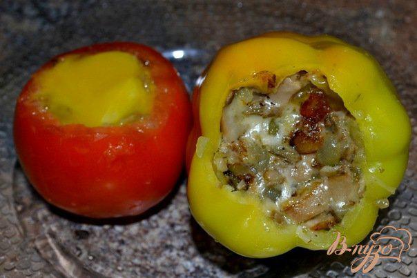Фото приготовление рецепта: Фаршированный перец и помидор грибами. шаг №2