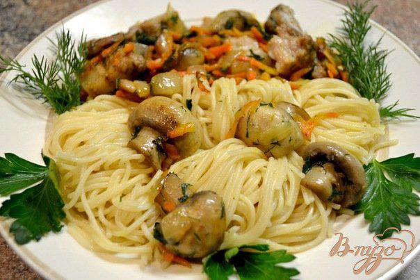 Фото приготовление рецепта: Спагетти со свининой и свежими шампиньонами. шаг №2