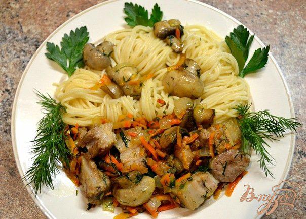 Фото приготовление рецепта: Спагетти со свининой и свежими шампиньонами. шаг №1