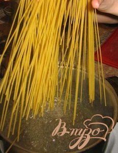 Фото приготовление рецепта: Спагетти со свининой и свежими шампиньонами. шаг №3
