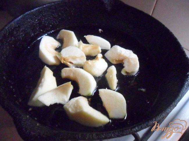 Фото приготовление рецепта: Куриное филе в лимонном соусе с яблоками шаг №4