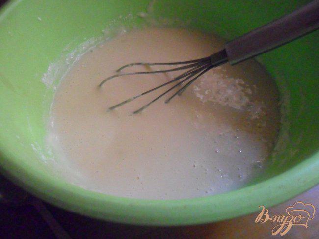 Фото приготовление рецепта: Молочные маффины с абрикосовым джемом шаг №3