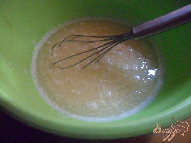 Фото приготовление рецепта: Молочные маффины с абрикосовым джемом шаг №2