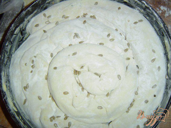 Фото приготовление рецепта: Пирог из слоеного теста с начинкой ассорти шаг №3