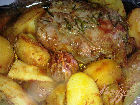 Фото приготовление рецепта: Мясо запеченное с розмарином и овощами шаг №4