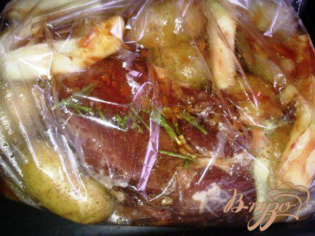 Фото приготовление рецепта: Мясо запеченное с розмарином и овощами шаг №3