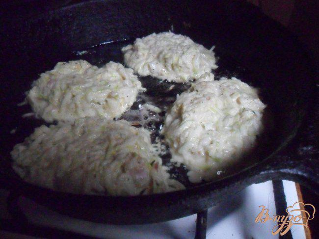 Фото приготовление рецепта: Рыбно-кабачковые оладьи шаг №4