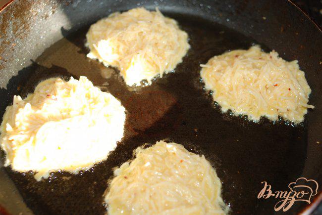 Фото приготовление рецепта: Сырные оладьи из вермишели шаг №3