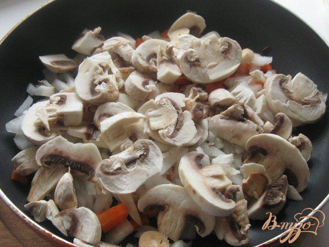 Фото приготовление рецепта: Тефтели с картофелем и грибами в сметанном соусе шаг №3