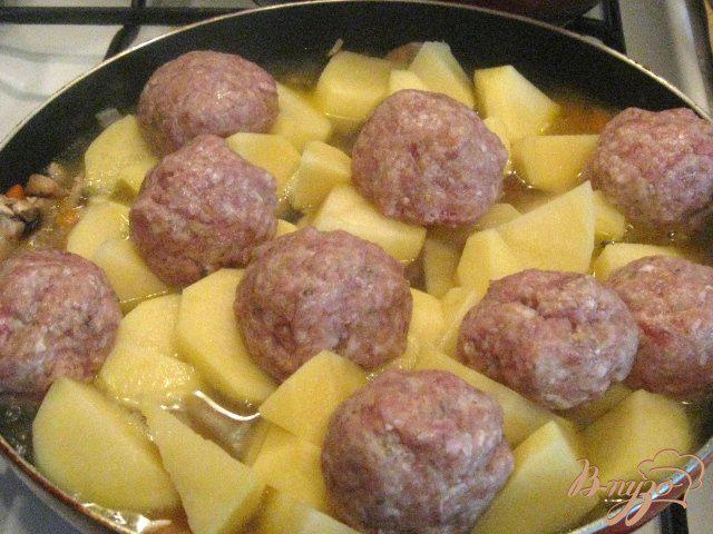 Фото приготовление рецепта: Тефтели с картофелем и грибами в сметанном соусе шаг №5