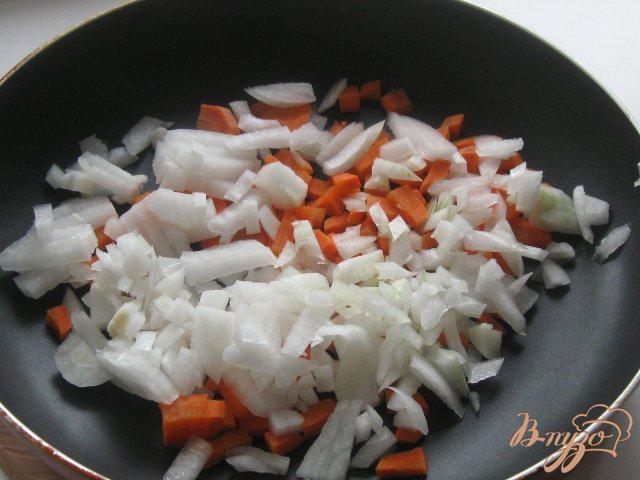Фото приготовление рецепта: Тефтели с картофелем и грибами в сметанном соусе шаг №2