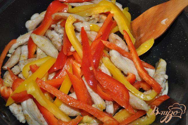 Фото приготовление рецепта: Салат «Янгелик» с домашней лапшой,курицей и овощами шаг №9