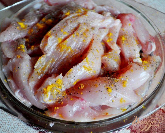 Фото приготовление рецепта: Салат «Янгелик» с домашней лапшой,курицей и овощами шаг №8
