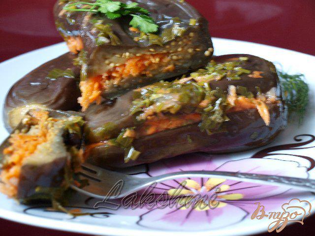 Фото приготовление рецепта: Квашенные баклажаны с чесноком и морковью шаг №4