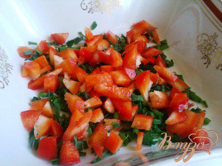 Фото приготовление рецепта: Салат из шпрот с овощами шаг №7