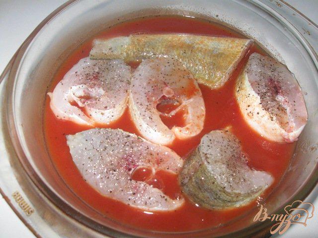 Фото приготовление рецепта: Судак в томатном соусе шаг №5