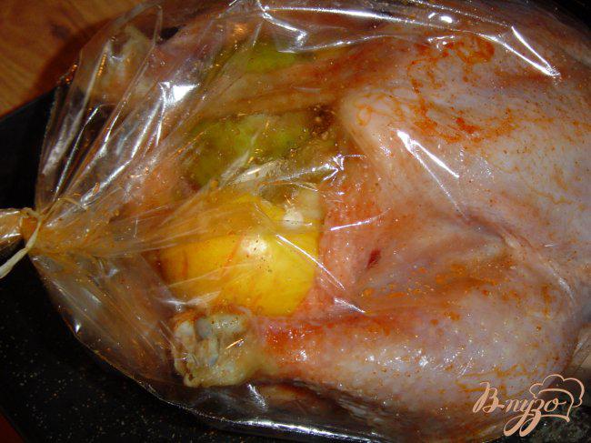 Фото приготовление рецепта: Курочка , фаршированная яблоками и лимоном шаг №3