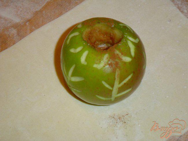 Фото приготовление рецепта: Яблочки с корицей, запеченные в слоеном тесте шаг №1