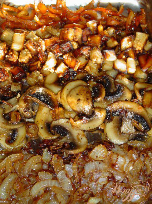 Фото приготовление рецепта: Тефтели с сюрпризом, запеченные с баклажанами и грибами шаг №6