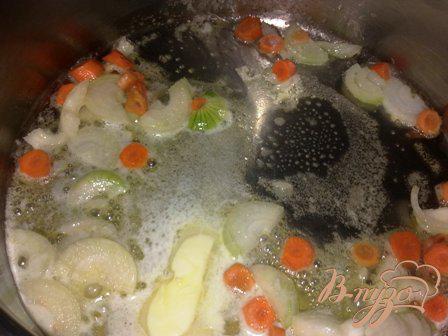 Фото приготовление рецепта: Суп-пюре из брокколи и сыра шаг №3