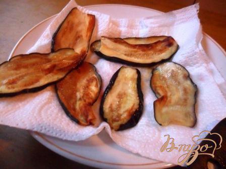 Фото приготовление рецепта: Рулетики из баклажан с фетой и помидорами шаг №2