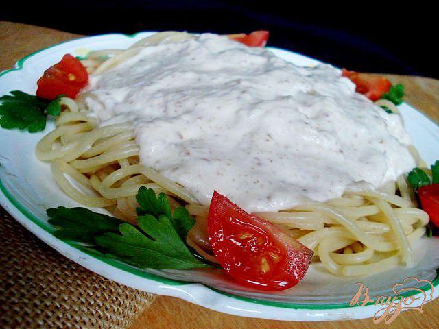 Фото приготовление рецепта: Спагетти в сырно-сливочном соусе с грецким орехом шаг №5