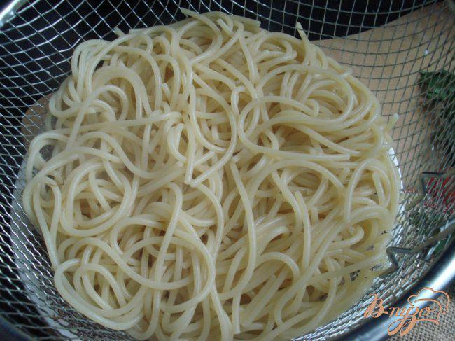 Фото приготовление рецепта: Спагетти в сырно-сливочном соусе с грецким орехом шаг №3