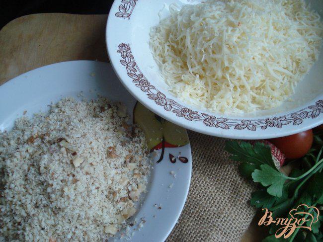 Фото приготовление рецепта: Спагетти в сырно-сливочном соусе с грецким орехом шаг №2