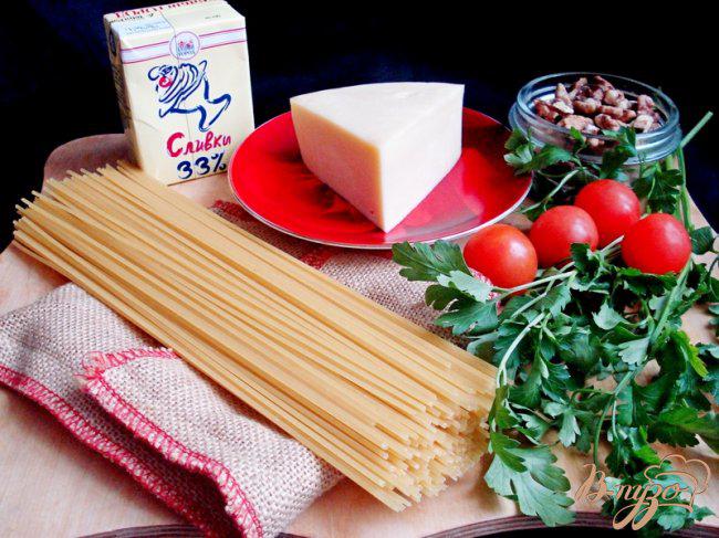 Фото приготовление рецепта: Спагетти в сырно-сливочном соусе с грецким орехом шаг №1