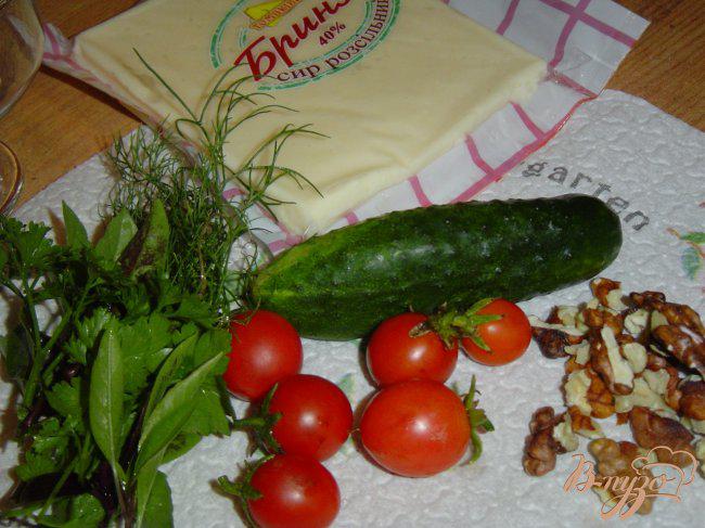 Фото приготовление рецепта: Овощной салат с брынзой и орехами шаг №1